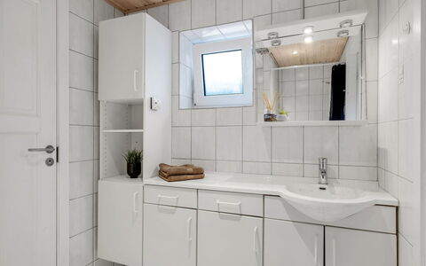 Eino - 150M from the Sea: Håndvask, Badeværelsesvask, Sanitærarmatur, Gulvbelægning, Indretning, Etage, Badeværelsesskab, Tap, Cabinetry, Badeværelse