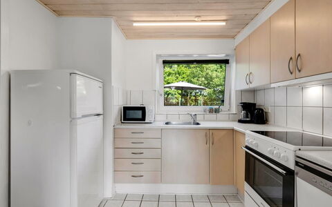Eino - 150M from the Sea: Køkken, Køkken Apparat, Countertop, Større Bandage, Indretning, Træ, Gulvbelægning, Cabinetry, Håndvask, Loft