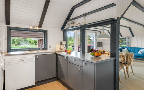 Gyrial - 2Km from the Sea: Træ, Køkken, Loft, Indretning, Countertop, Gulvbelægning, Møbel, Håndvask, Cabinetry, Værelse