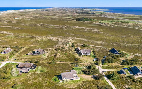 Arlina - 600M from the Sea: Møbel, Indretning, Gulvbelægning, Etage, Loft, Værelse, Stol, Bord, Lejlighed, Køkken & Spisebord