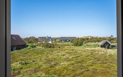 Arlina - 600M from the Sea: Møbel, Indretning, Gulvbelægning, Etage, Loft, Værelse, Stol, Bord, Lejlighed, Køkken & Spisebord
