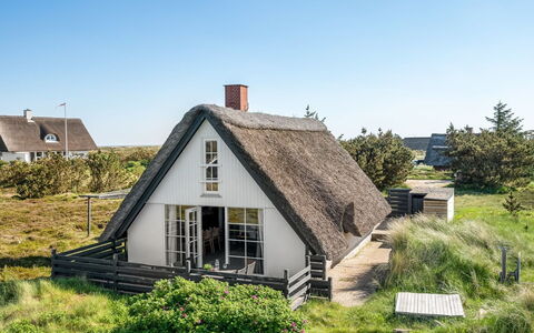 Arlina - 600M from the Sea: Møbel, Indretning, Gulvbelægning, Etage, Loft, Værelse, Stol, Bord, Lejlighed, Køkken & Spisebord