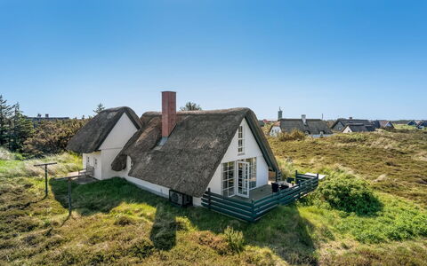 Arlina - 600M from the Sea: Møbel, Indretning, Gulvbelægning, Etage, Loft, Værelse, Stol, Bord, Lejlighed, Køkken & Spisebord
