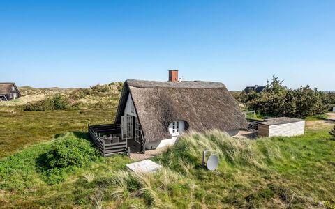 Arlina - 600M from the Sea: Møbel, Indretning, Gulvbelægning, Etage, Loft, Værelse, Stol, Bord, Lejlighed, Køkken & Spisebord