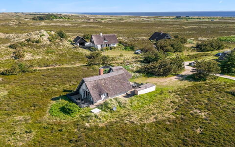 Arlina - 600M from the Sea: Møbel, Indretning, Gulvbelægning, Etage, Loft, Værelse, Stol, Bord, Lejlighed, Køkken & Spisebord
