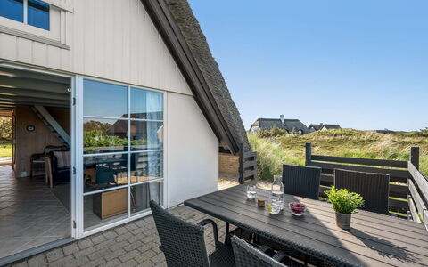 Arlina - 600M from the Sea: Møbel, Indretning, Gulvbelægning, Etage, Loft, Værelse, Stol, Bord, Lejlighed, Køkken & Spisebord