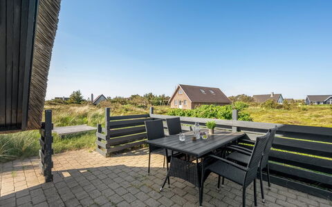 Arlina - 600M from the Sea: Møbel, Indretning, Gulvbelægning, Etage, Loft, Værelse, Stol, Bord, Lejlighed, Køkken & Spisebord