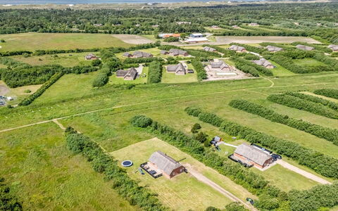 Birette - 1.2Km from the Sea: Møbel, Indretning, Gulvbelægning, Etage, Loft, Værelse, Stol, Bord, Lejlighed, Køkken & Spisebord