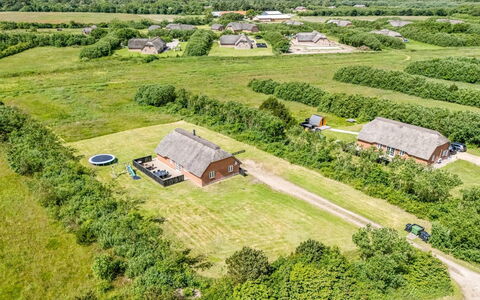 Birette - 1.2Km from the Sea: Møbel, Indretning, Gulvbelægning, Etage, Loft, Værelse, Stol, Bord, Lejlighed, Køkken & Spisebord