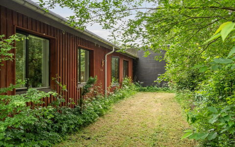 Biergh - 250M from the Sea: Møbel, Indretning, Gulvbelægning, Etage, Loft, Værelse, Stol, Bord, Lejlighed, Køkken & Spisebord