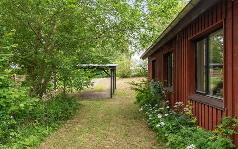 Biergh - 250M from the Sea: Møbel, Indretning, Gulvbelægning, Etage, Loft, Værelse, Stol, Bord, Lejlighed, Køkken & Spisebord