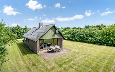 Arlin - 380M to the Fjord: Møbel, Indretning, Gulvbelægning, Etage, Loft, Værelse, Stol, Bord, Lejlighed, Køkken & Spisebord