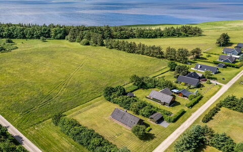 Arlin - 380M to the Fjord: Møbel, Indretning, Gulvbelægning, Etage, Loft, Værelse, Stol, Bord, Lejlighed, Køkken & Spisebord