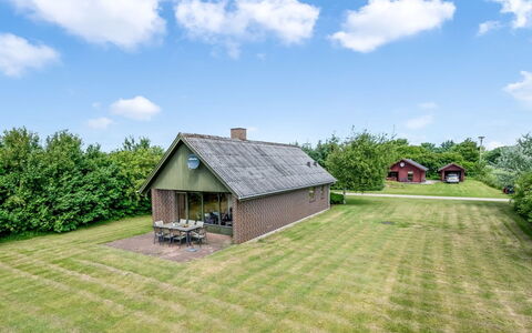 Arlin - 380M to the Fjord: Møbel, Indretning, Gulvbelægning, Etage, Loft, Værelse, Stol, Bord, Lejlighed, Køkken & Spisebord