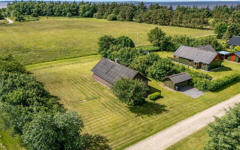 Arlin - 380M to the Fjord: Møbel, Indretning, Gulvbelægning, Etage, Loft, Værelse, Stol, Bord, Lejlighed, Køkken & Spisebord