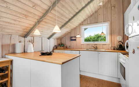Angelie - 400M from the Sea: Træ, Gulvbelægning, Loft, Køkken, Indretning, Etage, Større Bandage, Lysarmatur, Køkken Apparat, Countertop