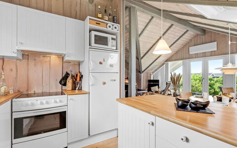Angelie - 400M from the Sea: Køkken, Køkken Apparat, Større Bandage, Træ, Husholdningsapparat, Countertop, Cabinetry, Gulvbelægning, Møbel, Indretning