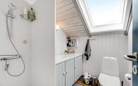 Angelie - 400M from the Sea: Sanitærarmatur, Håndvask, Indretning, Badeværelse, Gulvbelægning, Loft, Tap, Badeværelsesskab, Etage, Vvs