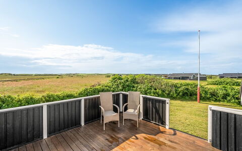Angelie - 400M from the Sea: Land Lot, Trægulve, Hårdttræ, Dæk, Planke, Hegn, Bejdse, Skygge, Boardwalk, Veranda