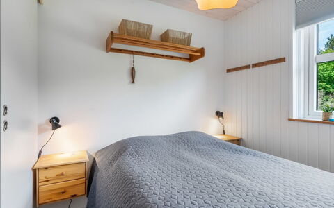 Karmen - 250M to the Fjord: Soveværelse, Seng, Træ, Indretning, Gulvbelægning, Sengetøj, Sengetøj, Loft, Etage, Sengetøj