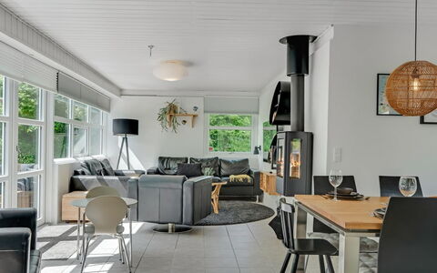 Karmen - 250M to the Fjord: Møbel, Indretning, Gulvbelægning, Træ, Loft, Couch, Etage, Stue, Stol, Hjem