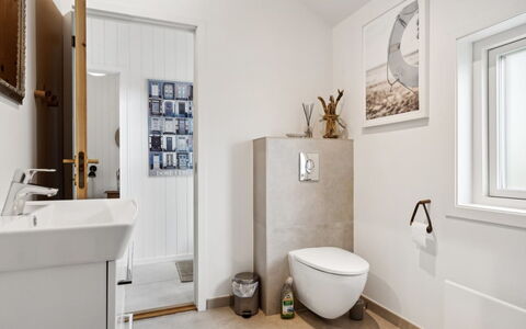 Hermund - 100M from the Sea: Gulvbelægning, Indretning, Etage, Sanitærarmatur, Badeværelse, Toilet, Toiletbræt, Vvs, Værelse, Loft
