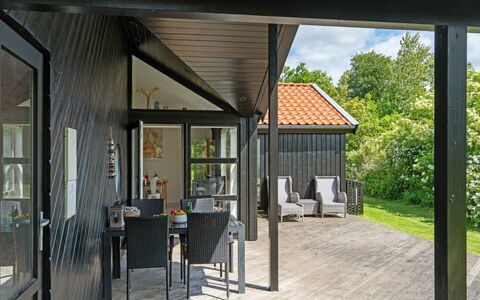 Hermund - 100M from the Sea: Træ, Veranda, Dør, Hjem, Tag, Sommerhus, Dæk, Skygge, Stol, Hårdttræ