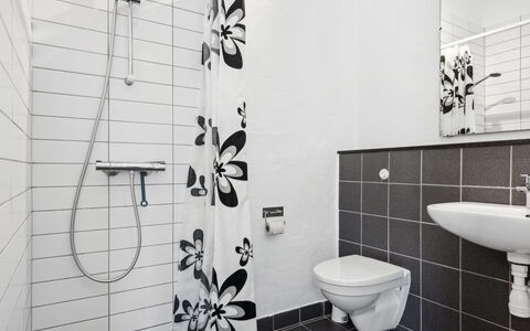 Ardan - 450M from the Sea: Badeværelse, Sanitærarmatur, Gulvbelægning, Badeværelsesvask, Indretning, Håndvask, Etage, Vvs, Tap, Toilet