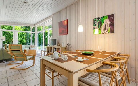 Dagny - 100M from the Sea: Møbel, Indretning, Gulvbelægning, Etage, Træ, Stol, Spisestue, Loft, Bord, Køkken & Spisebord
