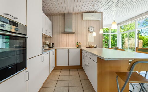 Dagny - 100M from the Sea: Køkken, Countertop, Køkken Apparat, Indretning, Gulvbelægning, Cabinetry, Træ, Loft, Etage, Lysarmatur