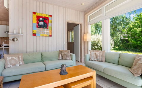 Dagny - 100M from the Sea: Indretning, Gulvbelægning, Etage, Møbel, Couch, Træ, Loft, Stue, Værelse, Belysning