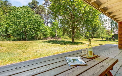 Dagny - 100M from the Sea: Træ, Land Lot, Have, Sommerhus, Skygge, Sollys, Hårdttræ, Lawn, Landscaping, Bejdse