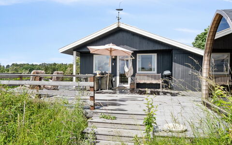 Gærmund - 700M from the Sea: Møbel, Indretning, Gulvbelægning, Etage, Loft, Værelse, Stol, Bord, Lejlighed, Køkken & Spisebord