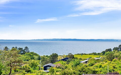 Gærmund - 700M from the Sea: Møbel, Indretning, Gulvbelægning, Etage, Loft, Værelse, Stol, Bord, Lejlighed, Køkken & Spisebord