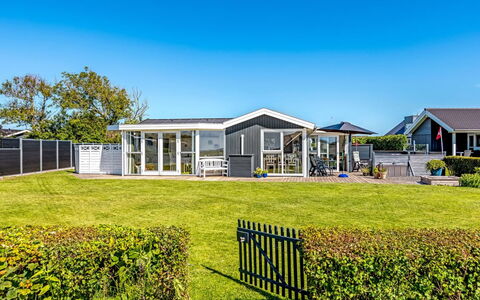 Reima - 50M from the Sea: Træ, Hjem, Veranda, Dæk, Hårdttræ, Tag, Bejdse, Trægulve, Eco Hotel