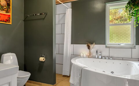 Felina - from the Sea: Badeværelse, Sanitærarmatur, Toiletbræt, Væg, Indretning, Gulvbelægning, Toilet, Etage, Badekar, Loft