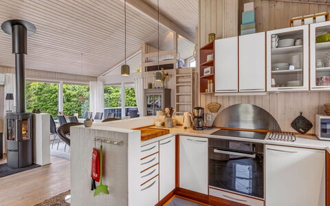 Anouk - 2Km from the Sea: Køkken, Indretning, Møbel, Countertop, Træ, Gulvbelægning, Loft, Køkken Apparat, Cabinetry, Etage