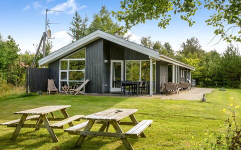 Ane - 800M from the Sea: Blå, Busk, Sommerhus, Bunddække, Have, Estate, Skygge, Landscaping, Stuehus, Eco Hotel