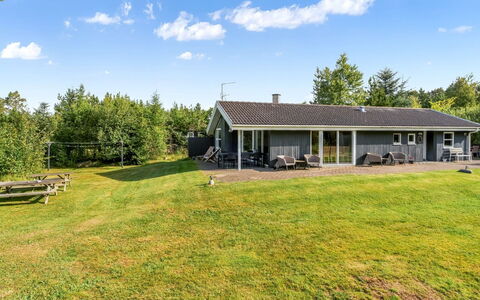 Ane - 800M from the Sea: Blå, Busk, Sommerhus, Bunddække, Have, Estate, Skygge, Landscaping, Stuehus, Eco Hotel