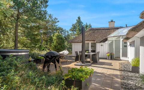 Pihla - 1.1Km from the Sea: Blå, Busk, Sommerhus, Bunddække, Have, Estate, Skygge, Landscaping, Stuehus, Eco Hotel