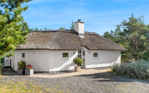 Pihla - 1.1Km from the Sea: Blå, Busk, Sommerhus, Bunddække, Have, Estate, Skygge, Landscaping, Stuehus, Eco Hotel
