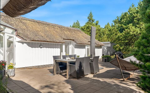 Pihla - 1.1Km from the Sea: Blå, Busk, Sommerhus, Bunddække, Have, Estate, Skygge, Landscaping, Stuehus, Eco Hotel