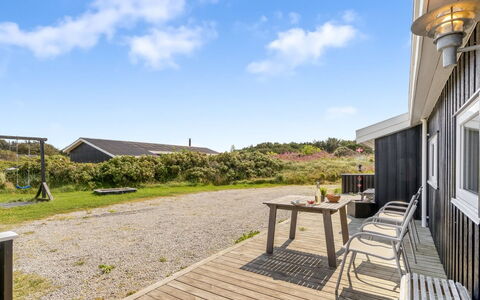 Lillesol - 425M from the Sea: Indretning, Loft, Lejlighed, Gulvbelægning, Møbel, Etage, Værelse, Belysning, Hjem, Couch