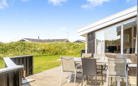 Lillesol - 425M from the Sea: Indretning, Loft, Lejlighed, Gulvbelægning, Møbel, Etage, Værelse, Belysning, Hjem, Couch