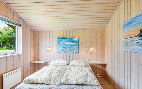 Bruna - 300M from the Sea: Træ, Soveværelse, Hårdttræ, Planke, Seng, Trægulve, Sengetøj, Loft, Sengetøj, Bejdse