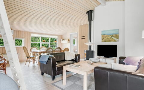 Bruna - 300M from the Sea: Træ, Trægulve, Gulvbelægning, Hjem, Etage, Indretning, Loft, Møbel, Hårdttræ, Stue