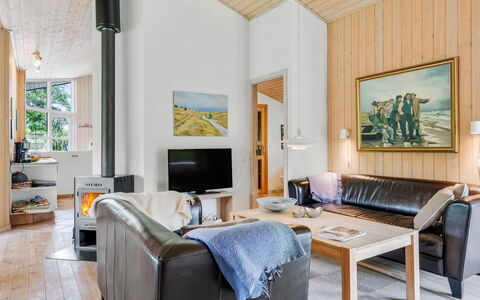 Bruna - 300M from the Sea: Møbel, Indretning, Træ, Couch, Stue, Gulvbelægning, Loft, Værelse, Etage, Hjem