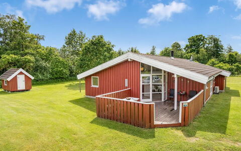 Bruna - 300M from the Sea: Hjem, Sommerhus, Hårdttræ, Estate, Lawn, Gård, Stuehus, Landscaping, Bejdse, Garden Bygninger