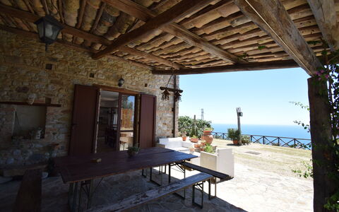 Villa Roccella Ionica, Sea View, a c: Ejendom, Plante, Himmel, Træ, Bygning, Indretning, Skygge, Arkitektur, Bord, Vand