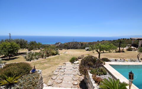 Villa Roccella Ionica, Sea View, a c: Himmel, Plante, Vand, Træ, Svømmepøl, Landskab, Sky, Bygning, Horisont, Arecales
